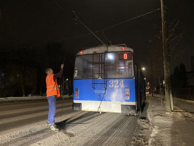 Новини Вінниці - фото з Як у Вінниці вночі рятували трамваї та тролейбуси від обледеніння