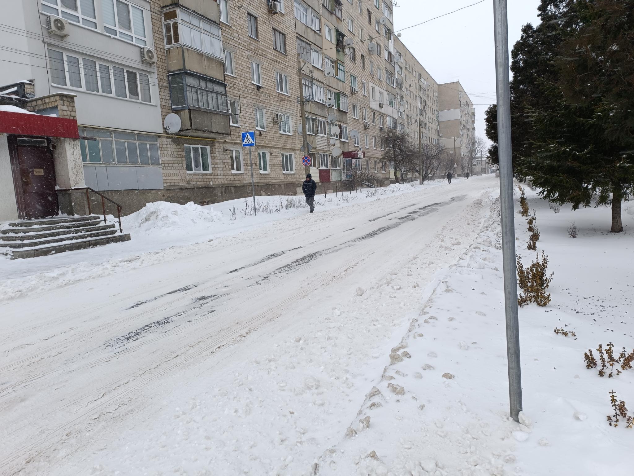 Новини Козятина - фото з Дороги допомагає чистити навіть зелений тракторець, а за Стоматцентром треба були снігоступи