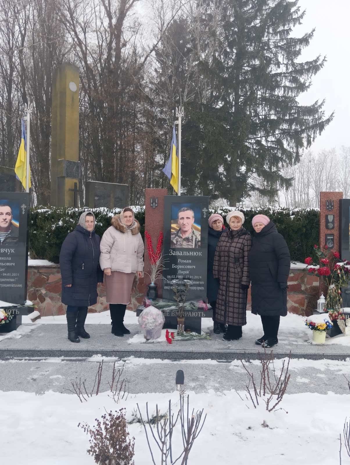 Новини Козятина - фото з На 2 річницю поховання Героя прийшли, друзі керівництво села та побратими