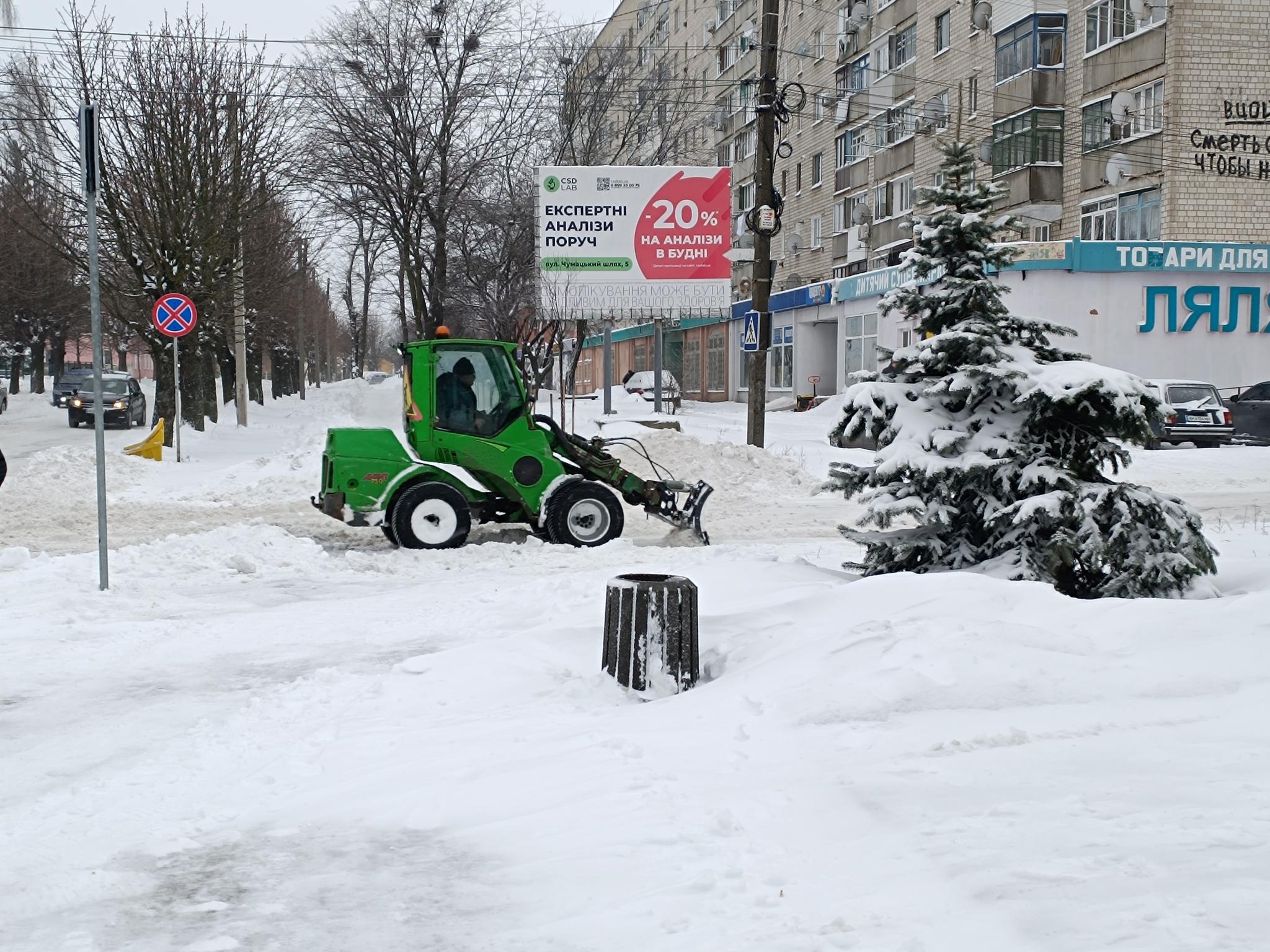 Новини Козятина - фото з Дороги допомагає чистити навіть зелений тракторець, а за Стоматцентром треба були снігоступи