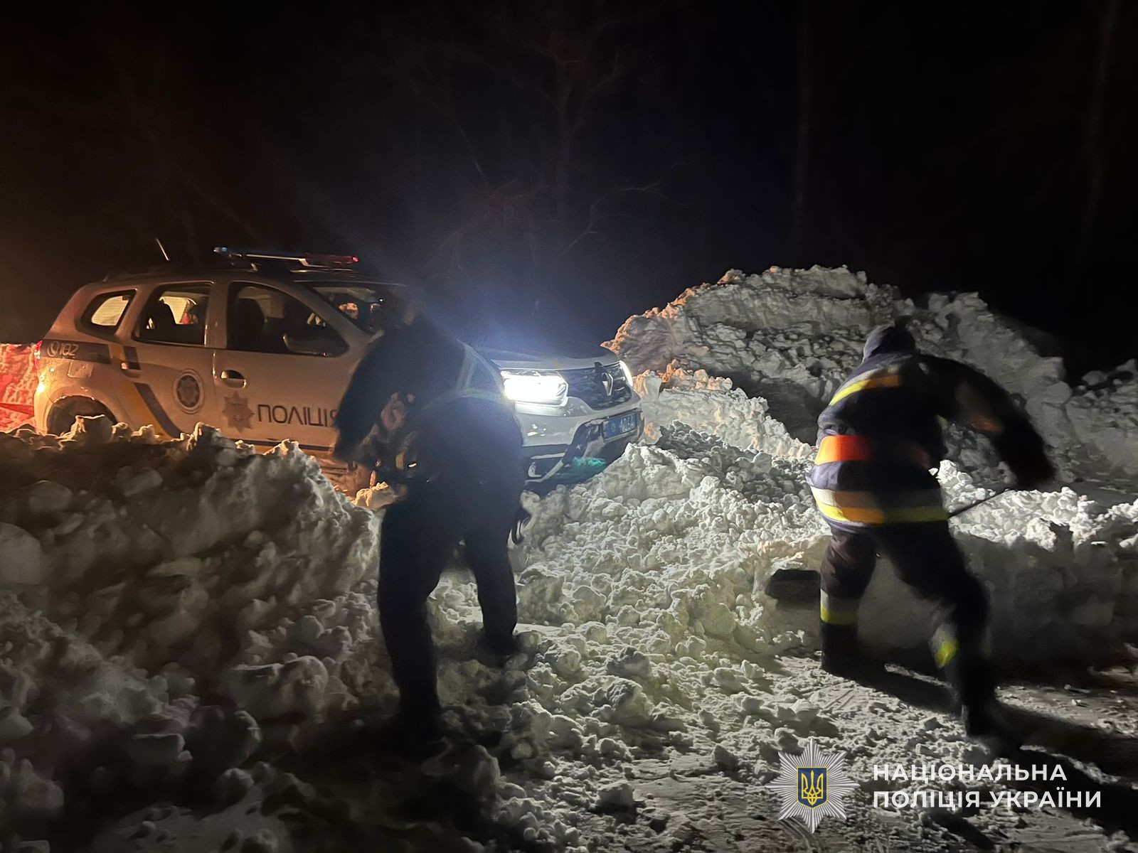 Новини Тернополя - фото з На польовій дорозі біля Бучача із снігових заметів визволяли легківку з породіллею