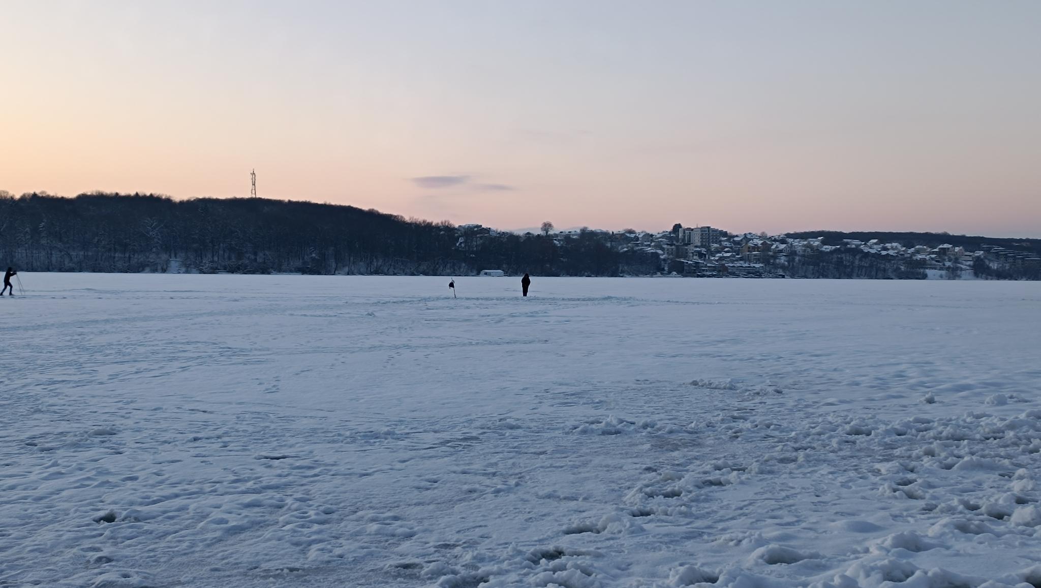 Новини Тернополя - фото з Тернопільський став замерз. Хто ризикує виходити на водойму