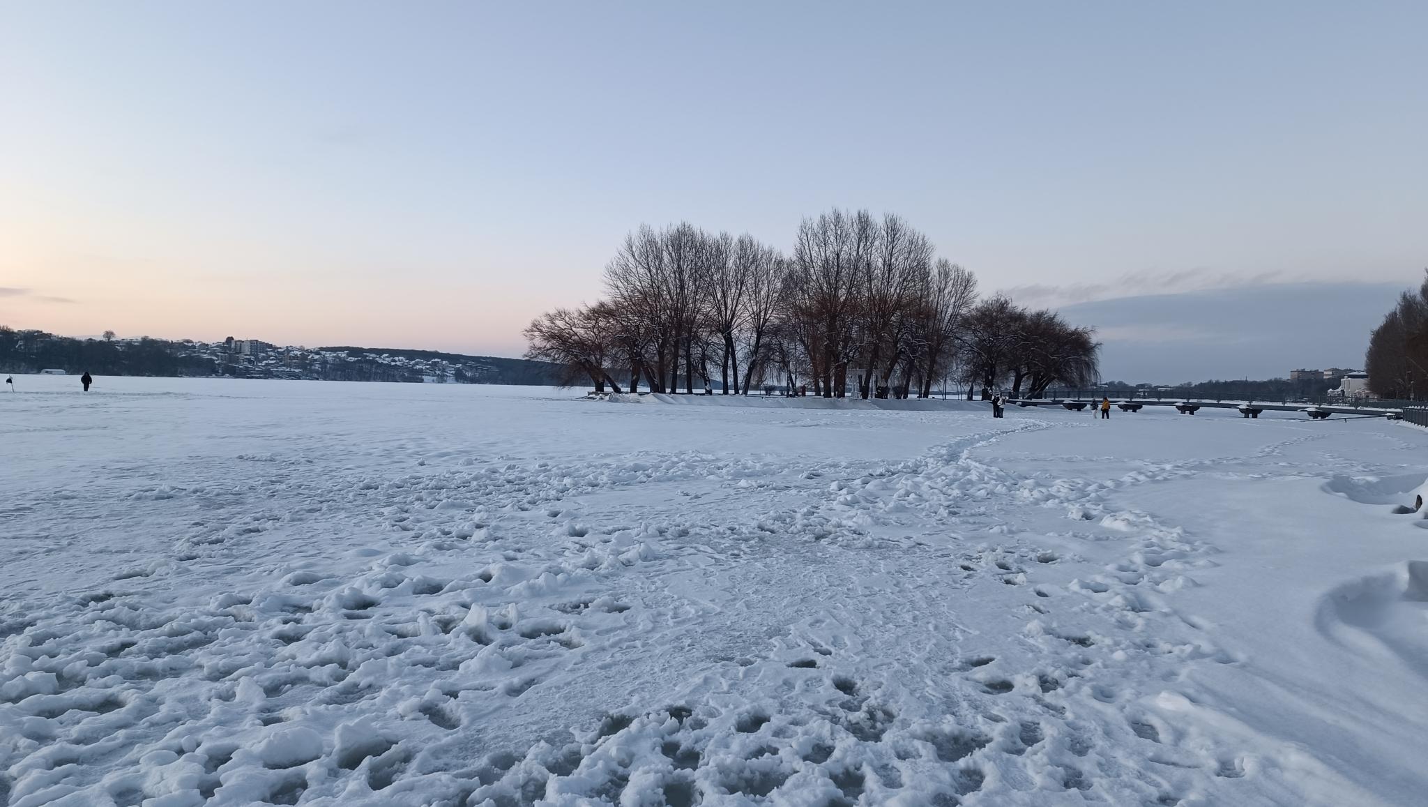 Новини Тернополя - фото з Тернопільський став замерз. Хто ризикує виходити на водойму