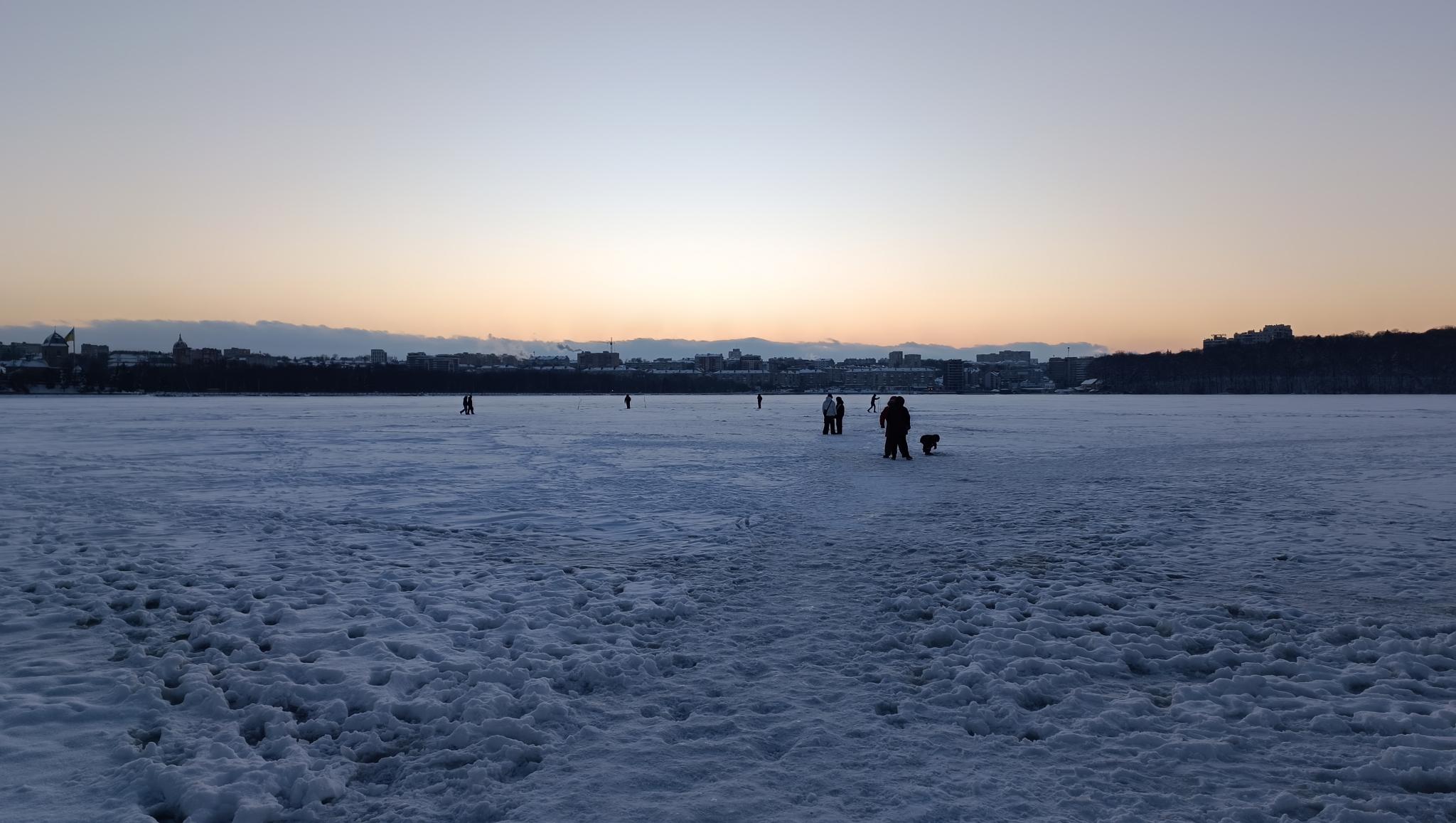 Новини Тернополя - фото з Тернопільський став замерз. Хто ризикує виходити на водойму