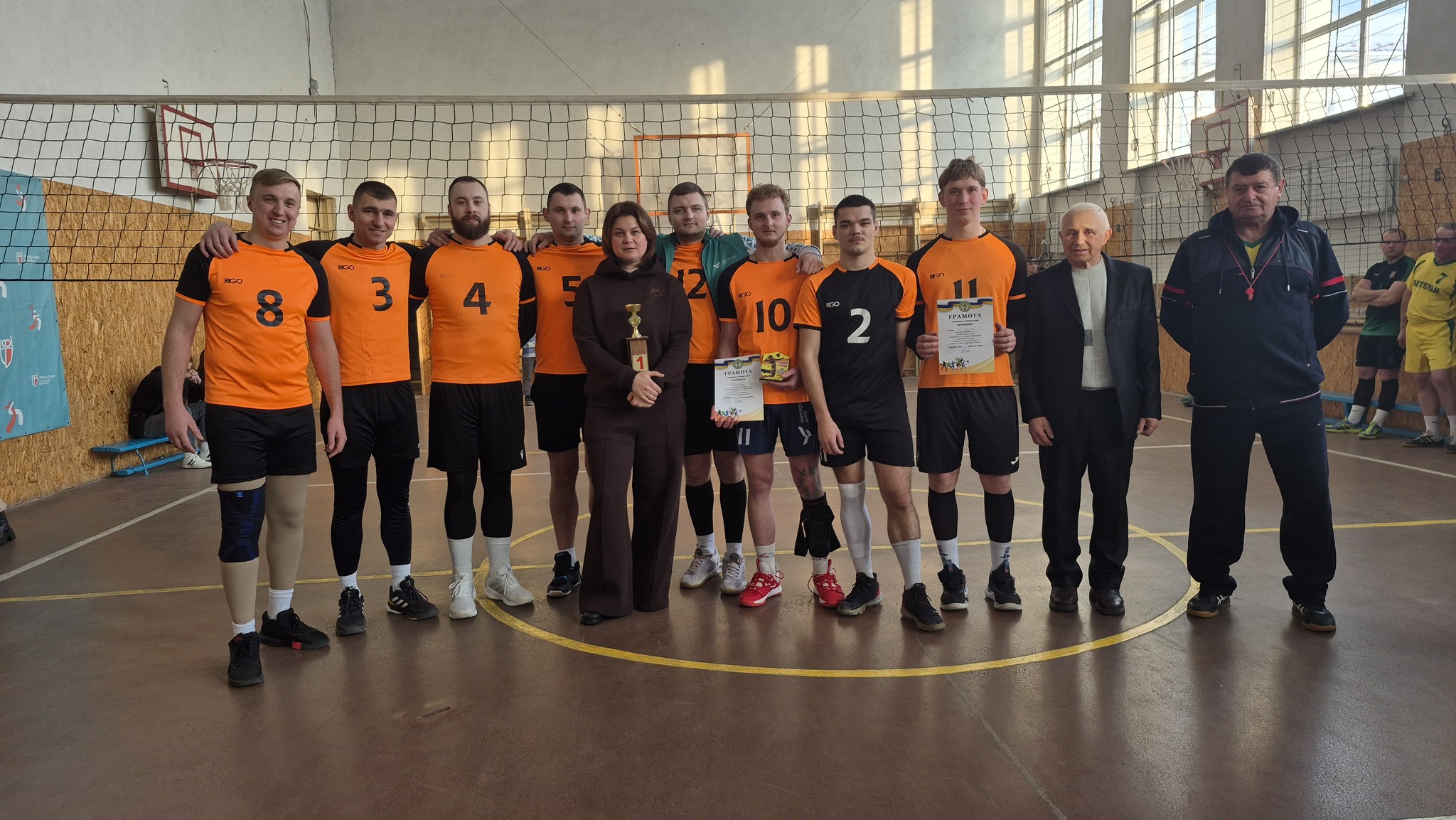 Новини Козятина - фото з Вінничани вибороли Кубок та передали його мамі загиблого Дмитра Харахонді