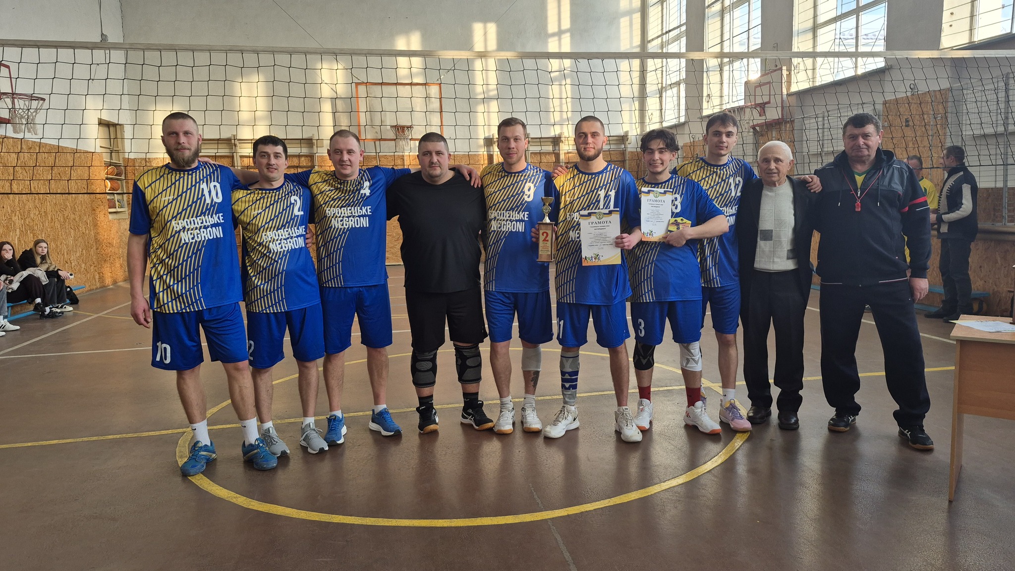 Новини Козятина - фото з Вінничани вибороли Кубок та передали його мамі загиблого Дмитра Харахонді