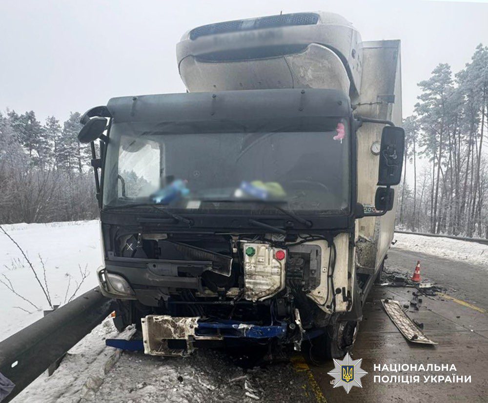 Новини Житомира - фото з На дорозі Київ - Чоп неподалік Світина позашляховик виїхав на зустрічку: внаслідок зіткнення з вантажівкою водій загинув, троє пасажирів отримали травми