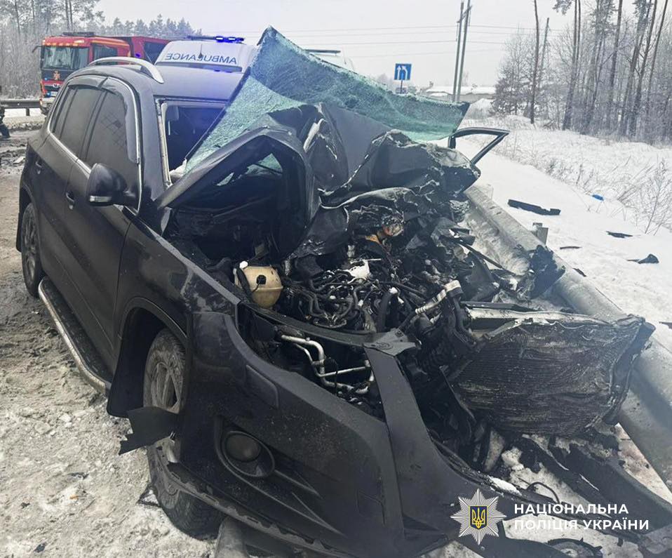 Новини Житомира - фото з На дорозі Київ - Чоп неподалік Світина позашляховик виїхав на зустрічку: внаслідок зіткнення з вантажівкою водій загинув, троє пасажирів отримали травми