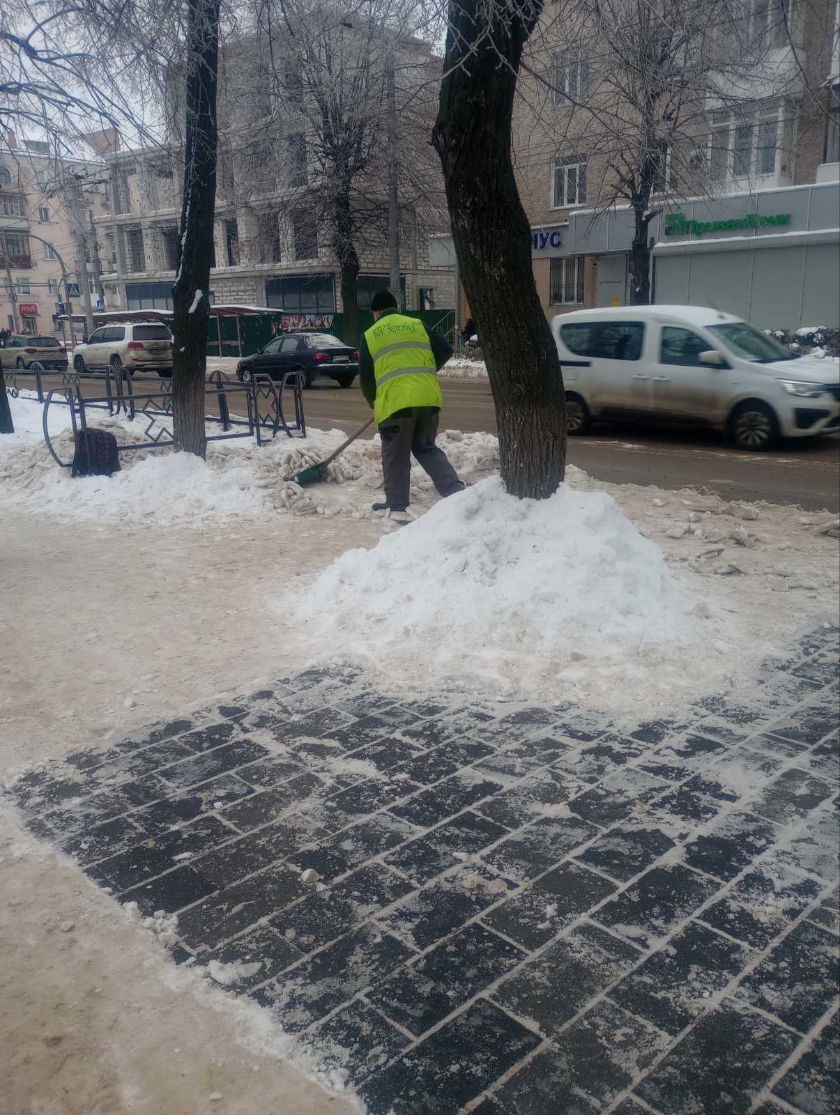 Новини Житомира - фото з Комунальник Житомирі розчищають шляхи від снігу та проводять протиожеледну обробку