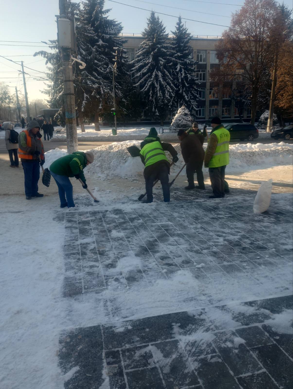 Новини Житомира - фото з Комунальник Житомирі розчищають шляхи від снігу та проводять протиожеледну обробку
