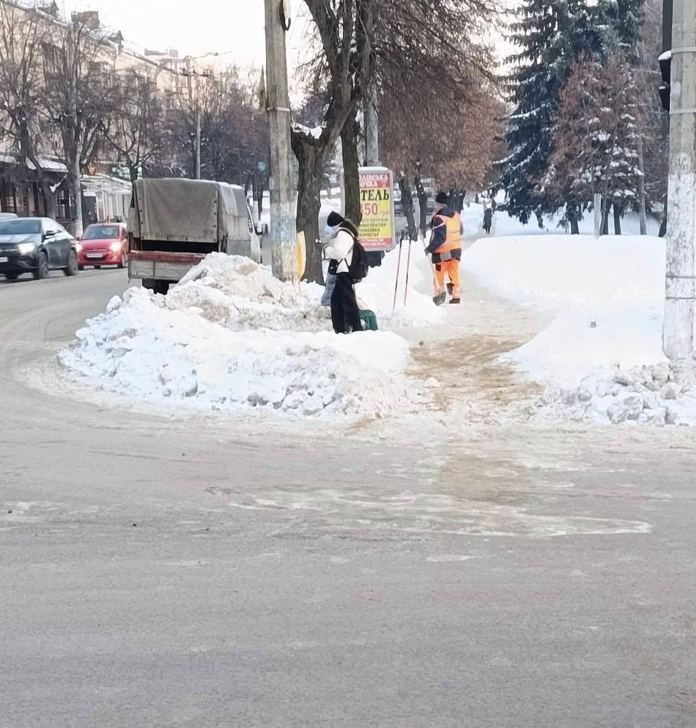 Новини Житомира - фото з Комунальник Житомирі розчищають шляхи від снігу та проводять протиожеледну обробку