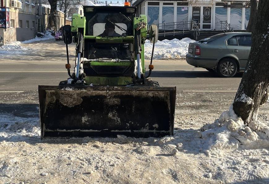 Новини Житомира - фото з Комунальник Житомирі розчищають шляхи від снігу та проводять протиожеледну обробку