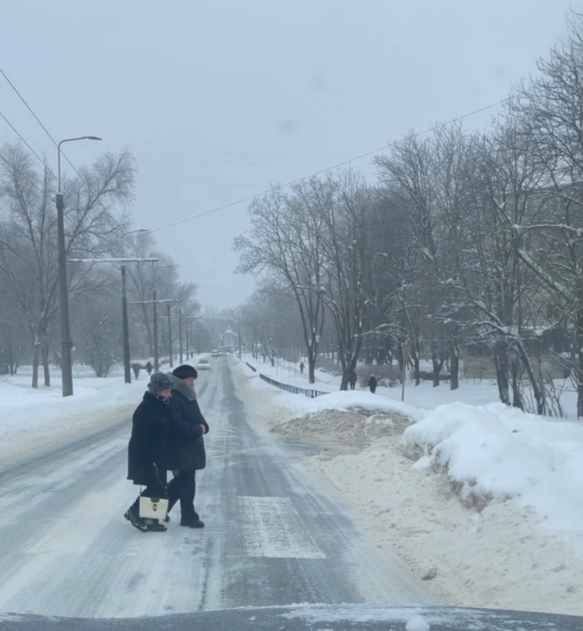 Ожеледиця та каша зі снігу і спецсуміші: яка ситуація на дорогах і тротуарах Тернополя