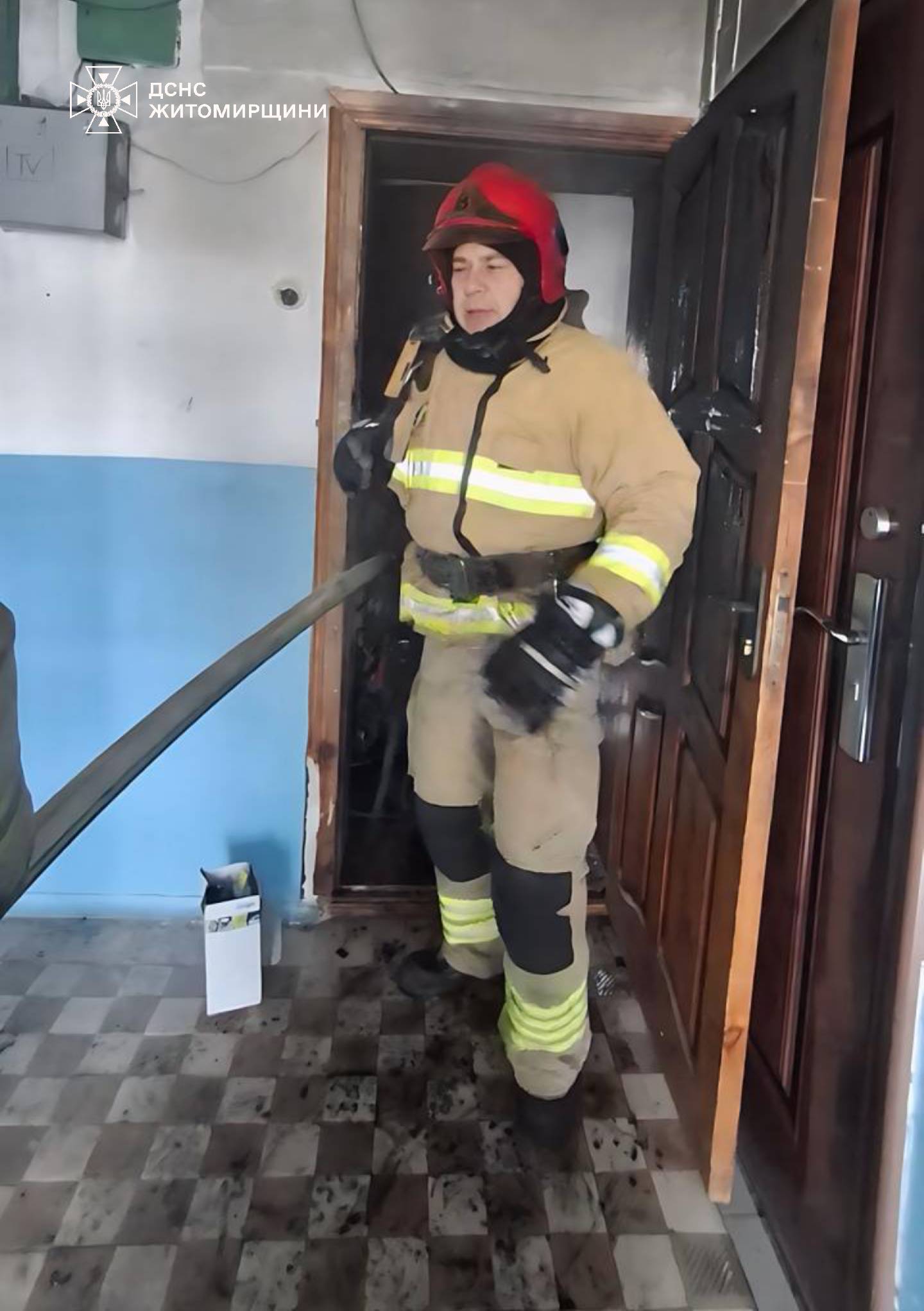 Новини Житомира - фото з У Коростені під час гасіння пожежі у квартирі п’ятиповерхівки врятовано жінку