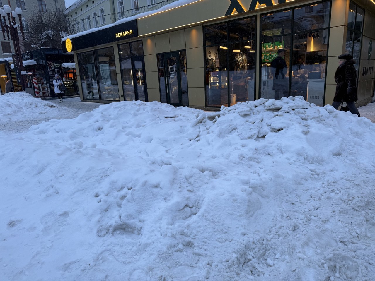 Чому в Тернополі не вивозять сніг? По місту кучугури, а на послугу хочуть витратити п'ять мільйонів