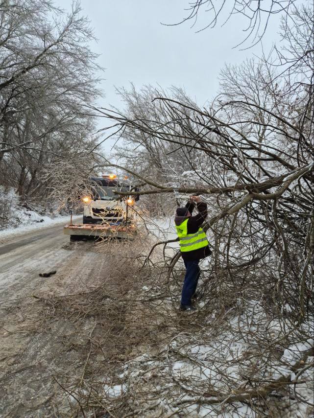 Новини Житомира - фото з Після крижаного дощу на дороги області висипали близько 800 тонн піщано-сольової суміші
