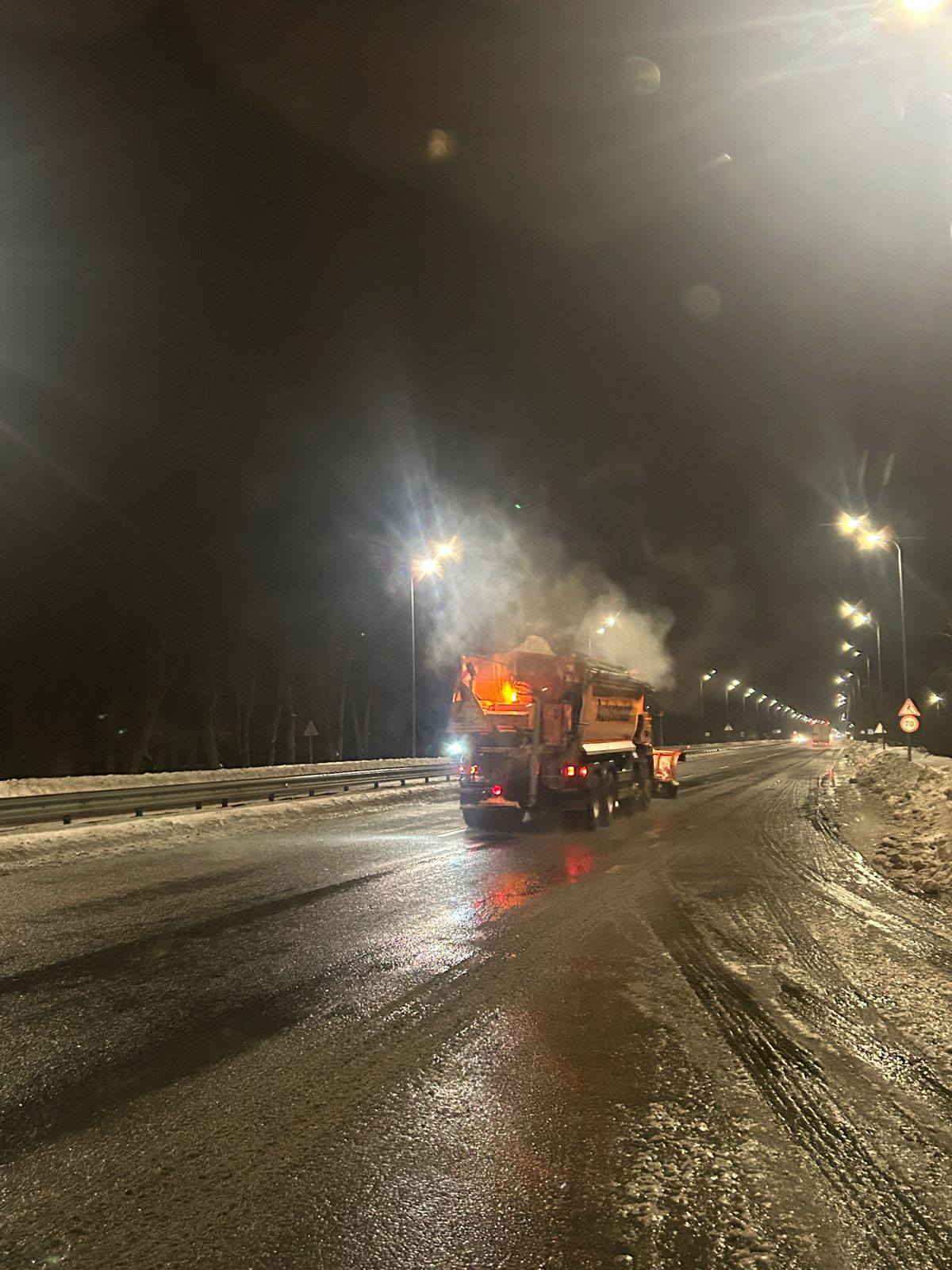 Новини Житомира - фото з Після крижаного дощу на дороги області висипали близько 800 тонн піщано-сольової суміші
