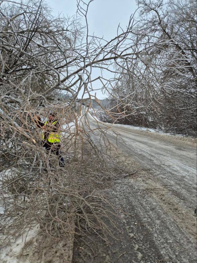 Новини Житомира - фото з Після крижаного дощу на дороги області висипали близько 800 тонн піщано-сольової суміші