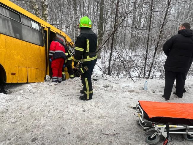 Новини Вінниці - фото з Пасажирський автобус з’їхав у кювет у селі Лука-Мелешківська: є постраждалі