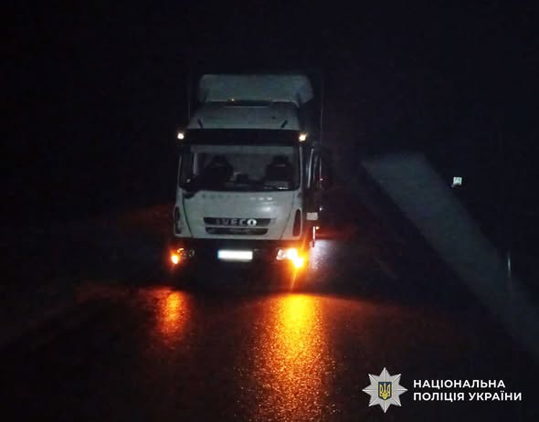 Новини Житомира - фото з Неподалік Зарічан під колеса вантажівки потрапив пішохід: потерпілий в реанімації, поліцейські встановлюють його особу