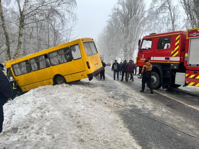 Новини Вінниці - фото з Пасажирський автобус з’їхав у кювет на трасі Тиврів–Вінниця: є постраждалі
