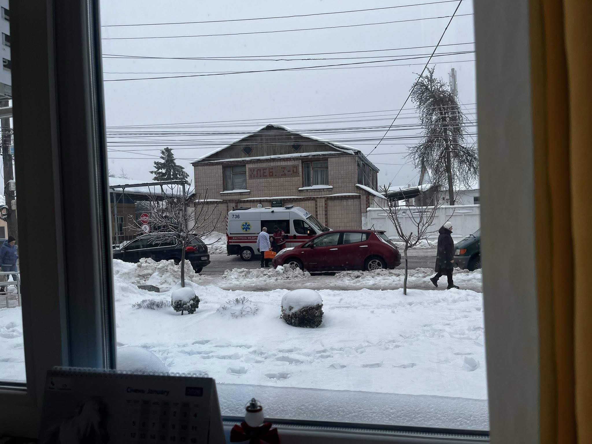 Новини Козятина - фото з Через припарковані авто біля сімейної медицини пацієнта переносили через дорогу