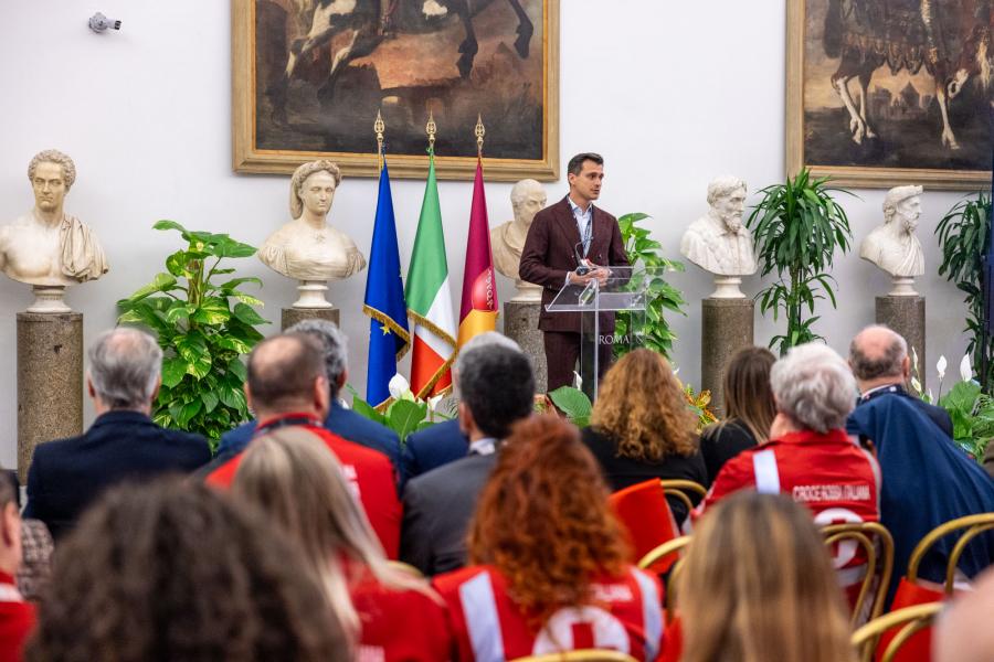 Новини Житомира - фото з Житло переселенцям за ціною елітної новобудови: як Червоний Хрест Італії розпорядився мільйонами пожертв Олександр Скічко на представленні проекту в Римі 6 грудня 2024 року. Джерело: thewatcherpost.it