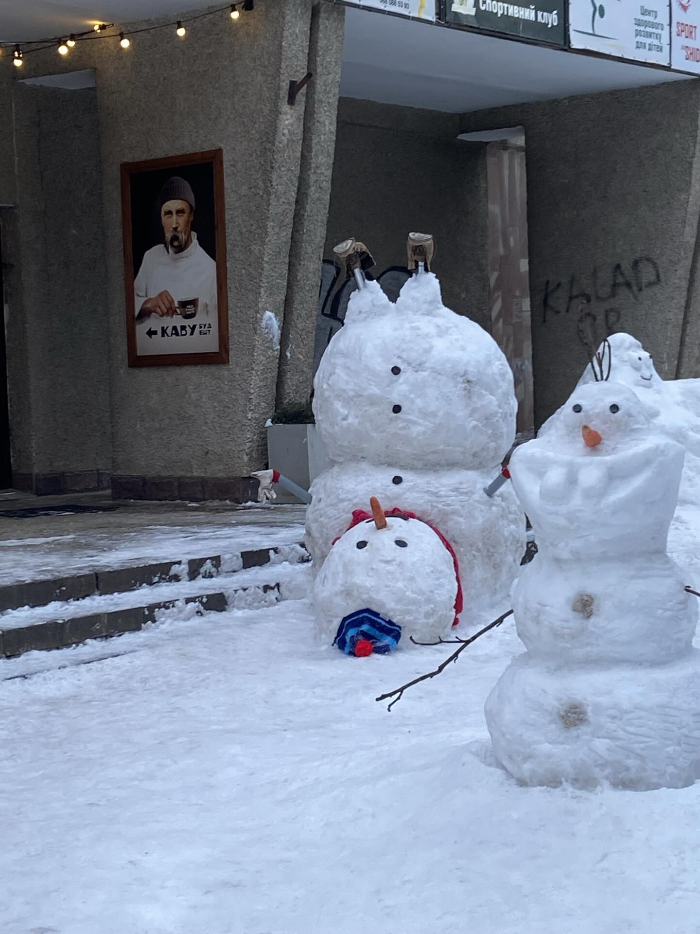 Новини Тернополя - фото з Креатив з льоду та снігу: тернопільські вулиці прикрасили незвичні снігові фігури