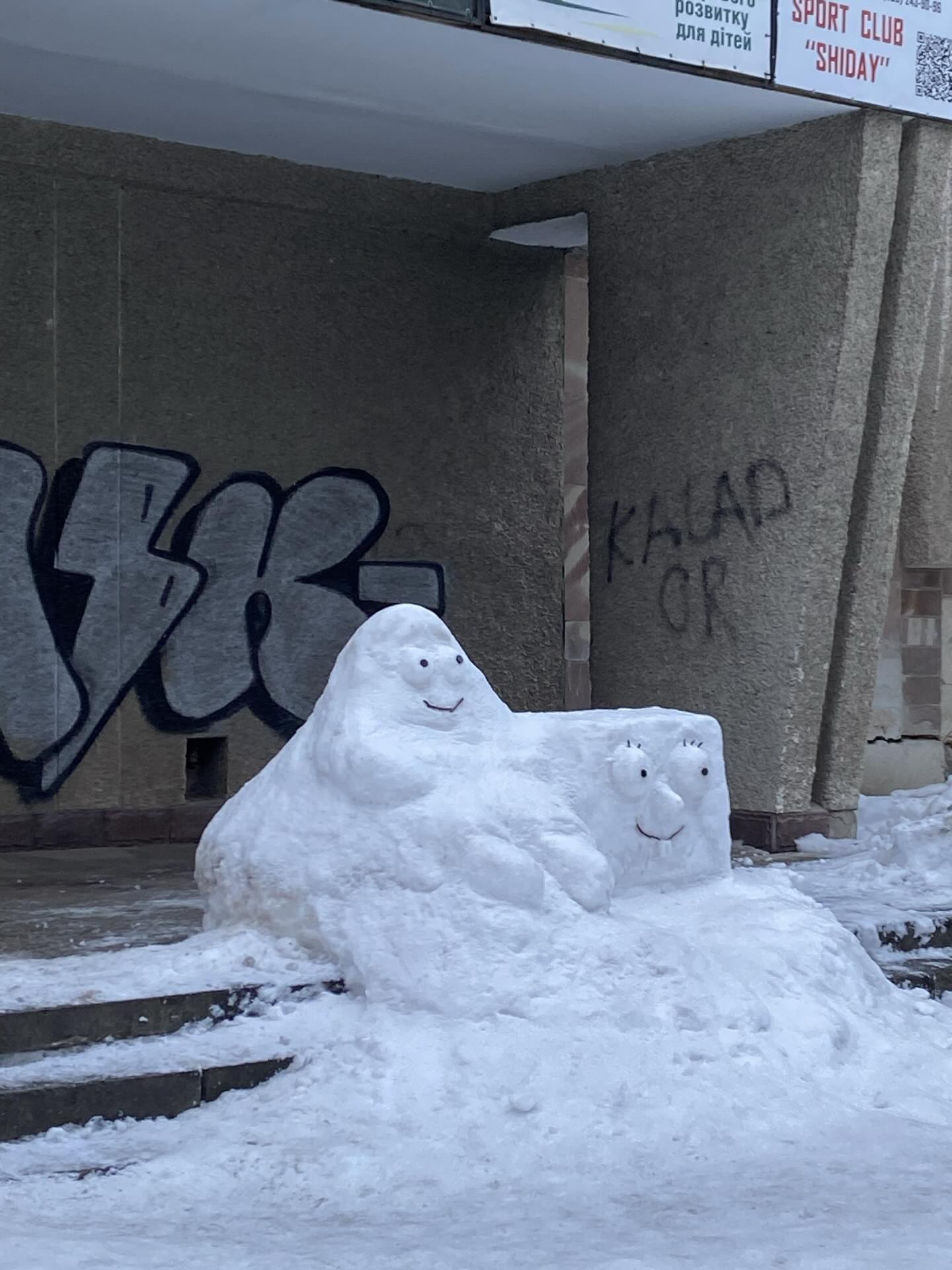 Новини Тернополя - фото з Креатив з льоду та снігу: тернопільські вулиці прикрасили незвичні снігові фігури