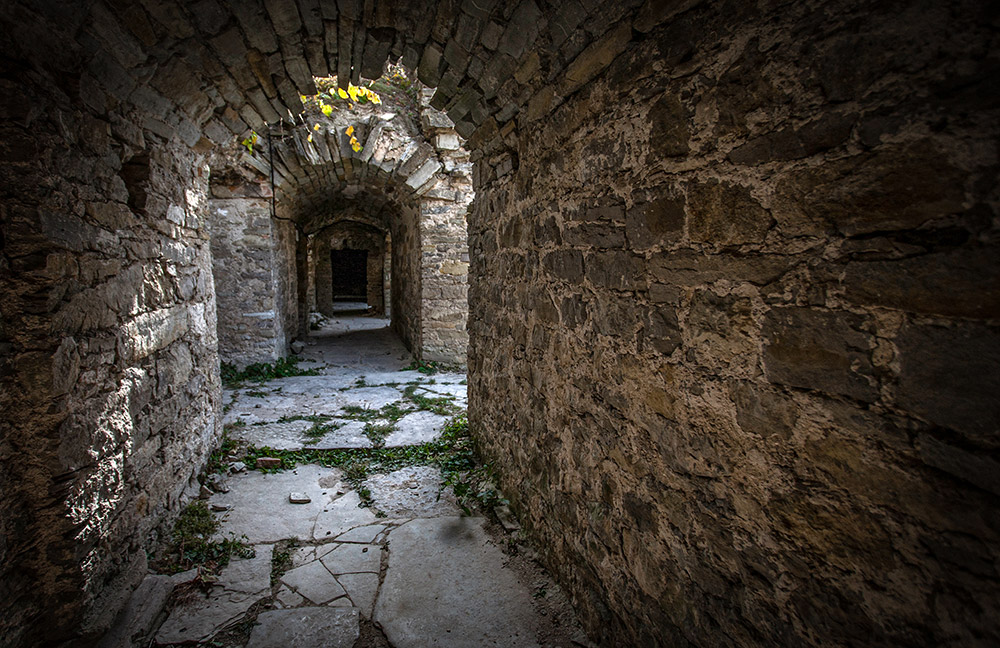 Новини Хмельницького - фото з Підземна церква та чернецькі келії: що приховують підземелля у сатанівському монастирі (ФОТО)