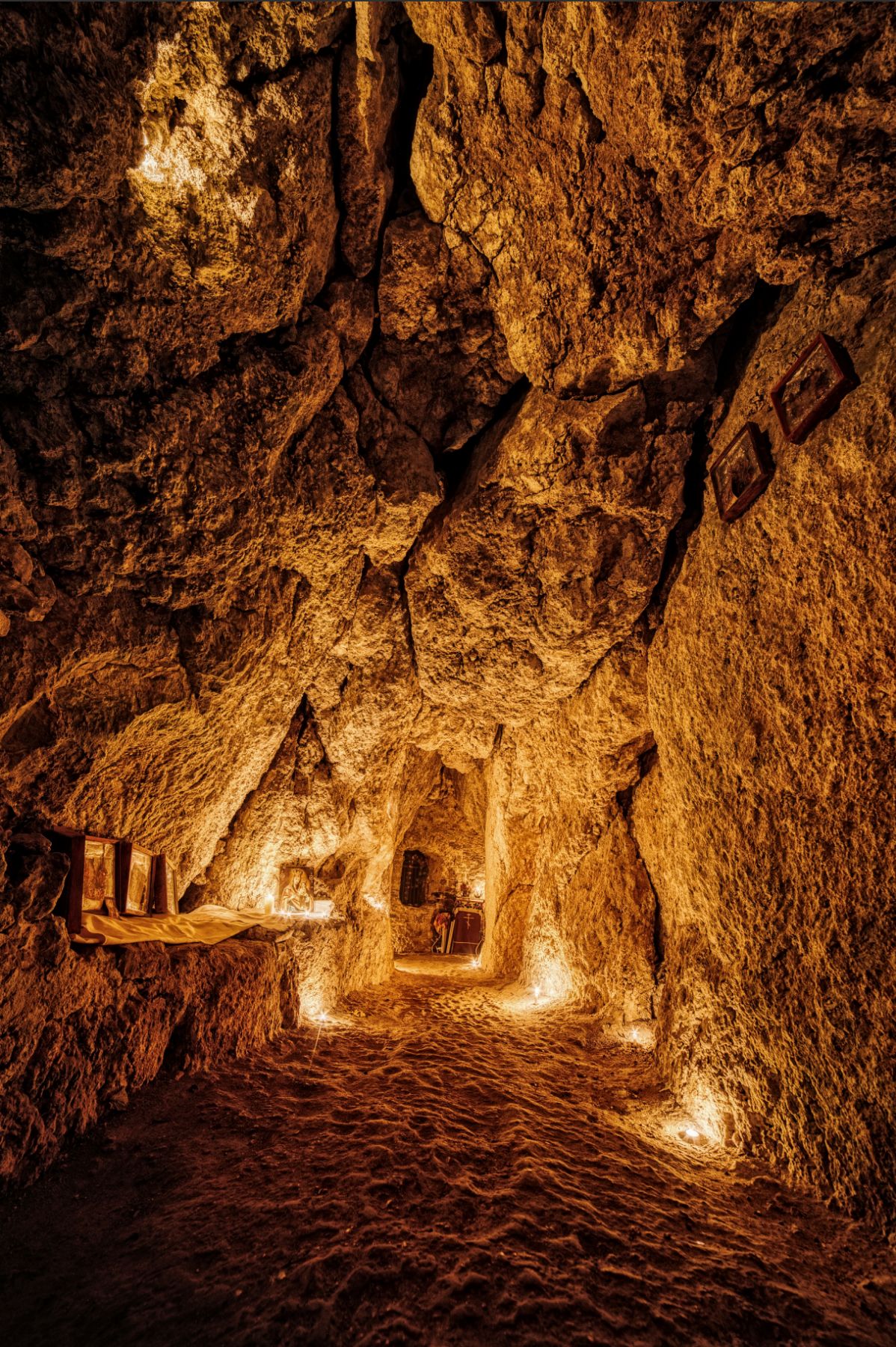 Новини Хмельницького - фото з Підземна церква та чернецькі келії: що приховують підземелля у сатанівському монастирі (ФОТО)