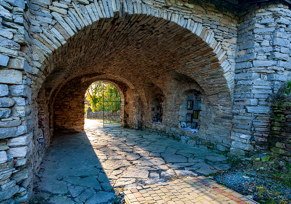 Новини Хмельницького - фото з Підземна церква та чернецькі келії: що приховують підземелля у сатанівському монастирі (ФОТО)