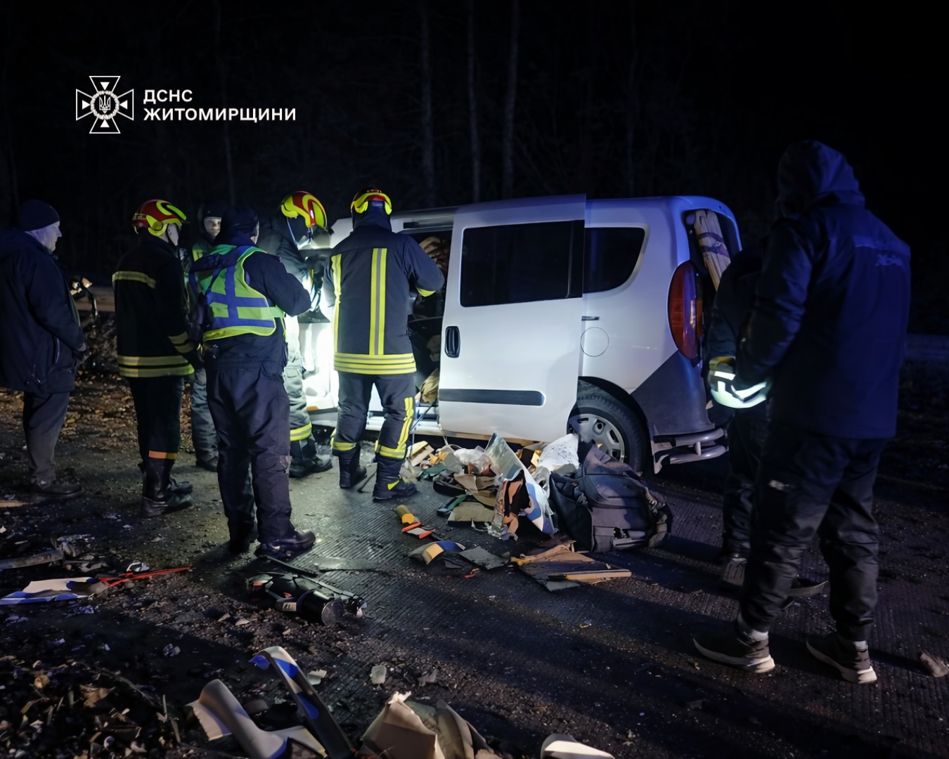 Новини Житомира - фото з ДТП поблизу Кам’янки: рятувальники деблокували травмованого водія