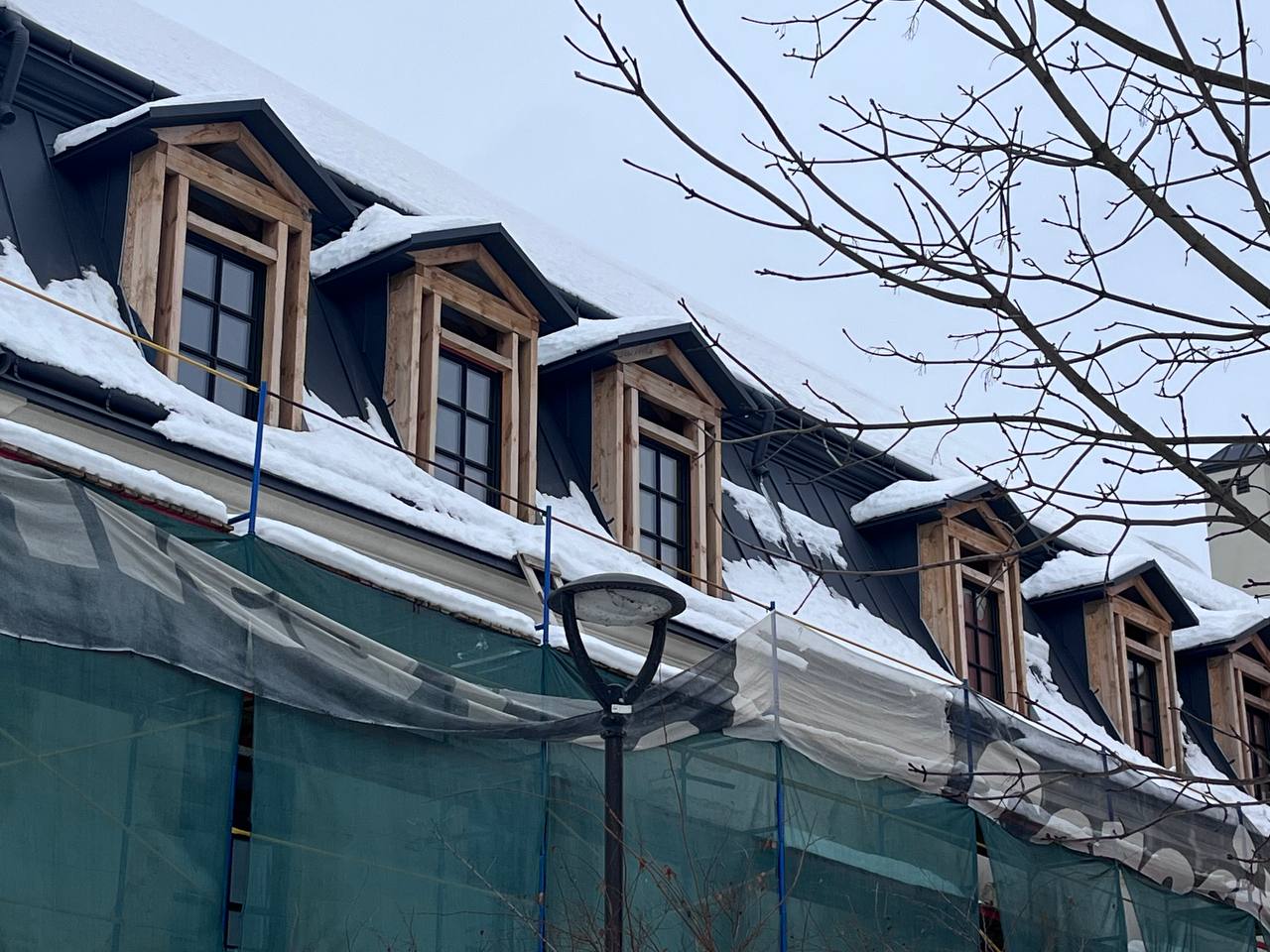 Зробили дах та вже вставили вікна: як просувається реставрація монастиря біля Катедри