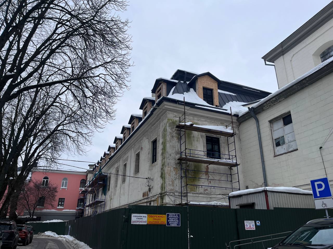 Зробили дах та вже вставили вікна: як просувається реставрація монастиря біля Катедри