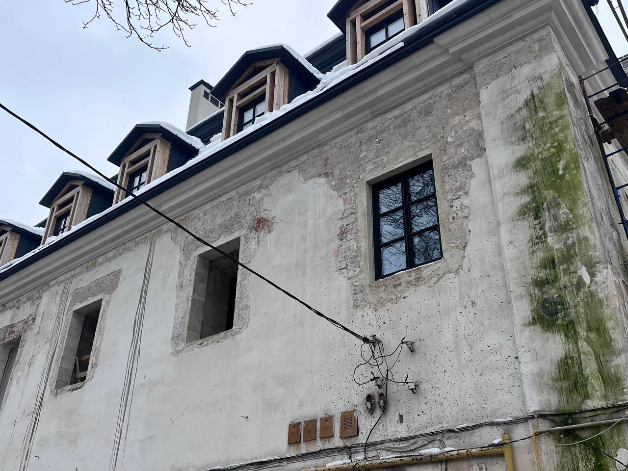 Зробили дах та вже вставили вікна: як просувається реставрація монастиря біля Катедри