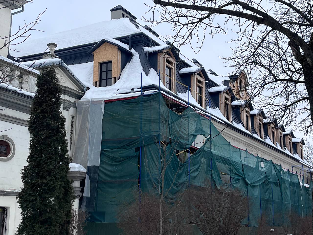 Зробили дах та вже вставили вікна: як просувається реставрація монастиря біля Катедри