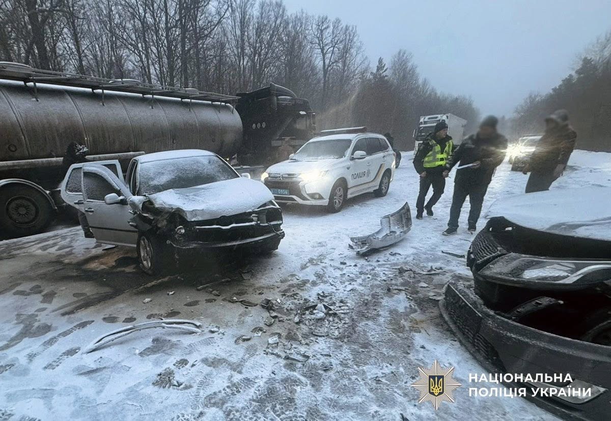 Новини Житомира - фото з Неподалік Денишів у ДТП травмовано двох пасажирок легковиків