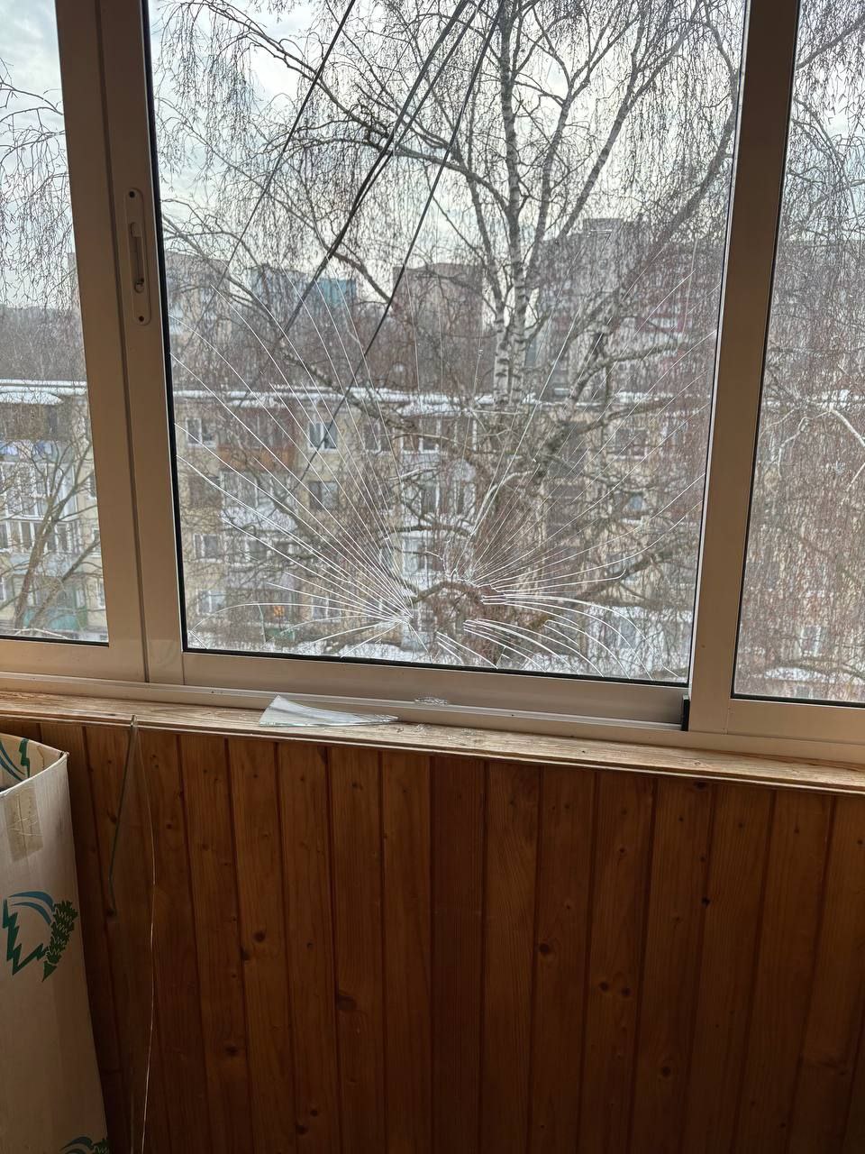 Новини Тернополя - фото з Через бурульки тріснуло скло: мешканці на Кривоноса скаржаться на ЖЕК. Але там вину відкидають