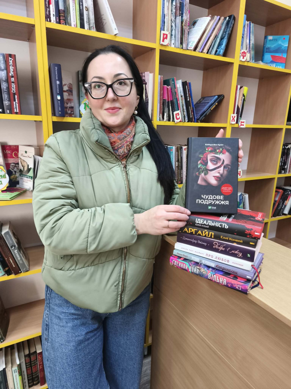 Новини Тернополя - фото з Тернополяни за чотири дні подарували бібліотекам 350 власних книжок