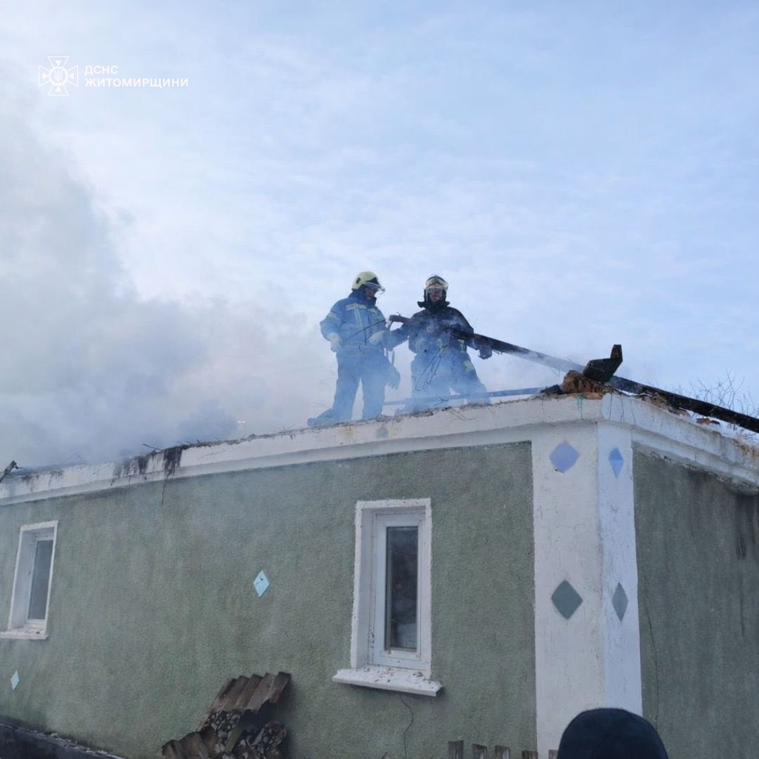Новини Житомира - фото з Рятувальники ліквідували пожежу у житловому будинку в селі Бейзимівка