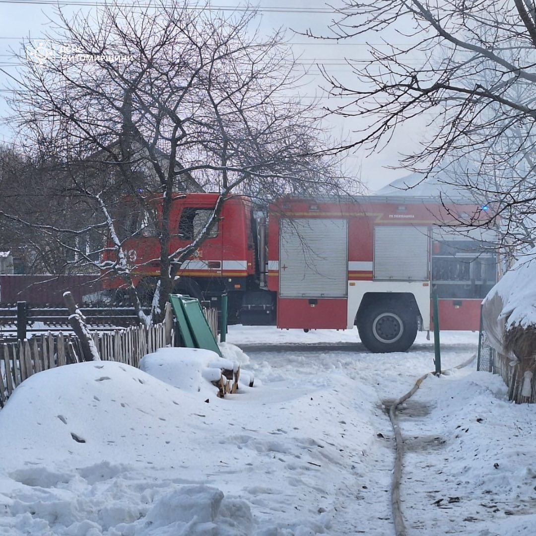 Новини Житомира - фото з Рятувальники ліквідували пожежу у житловому будинку в селі Бейзимівка