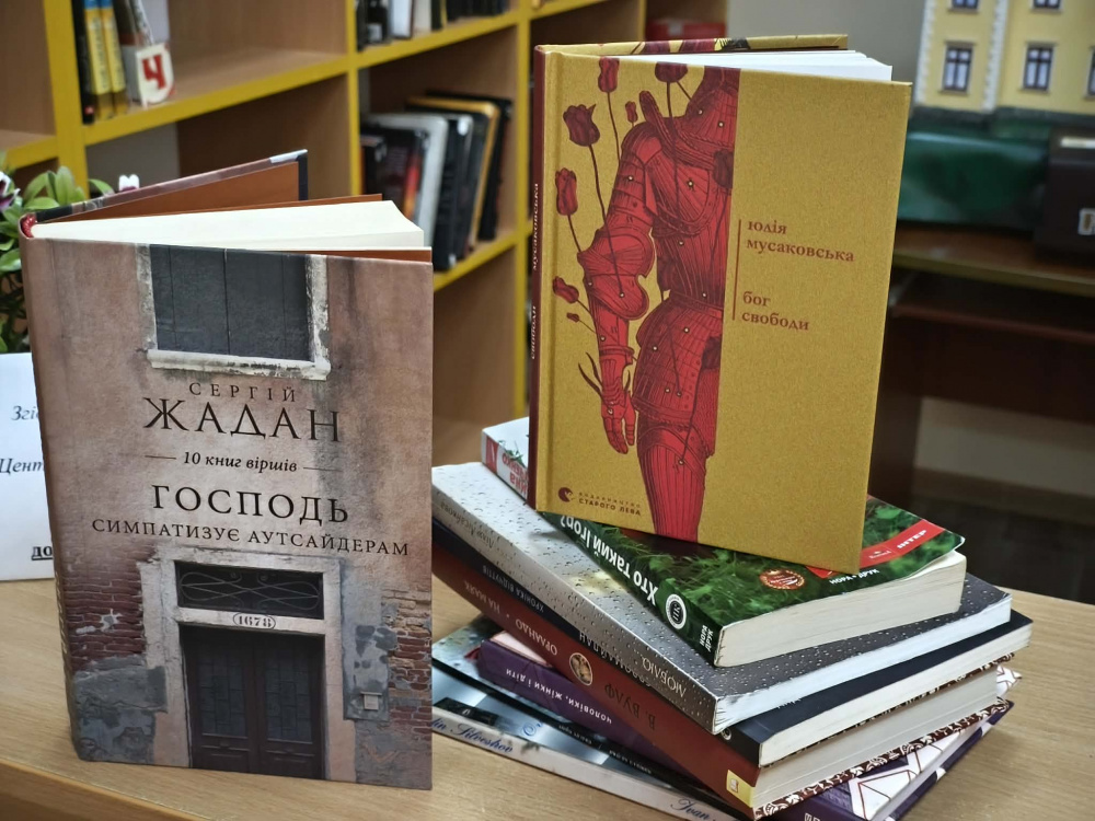 Новини Тернополя - фото з Тернополяни за чотири дні подарували бібліотекам 350 власних книжок