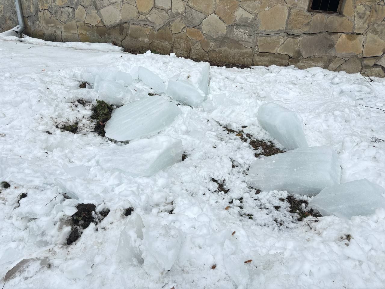 Новини Тернополя - фото з Через бурульки тріснуло скло: мешканці на Кривоноса скаржаться на ЖЕК. Але там вину відкидають