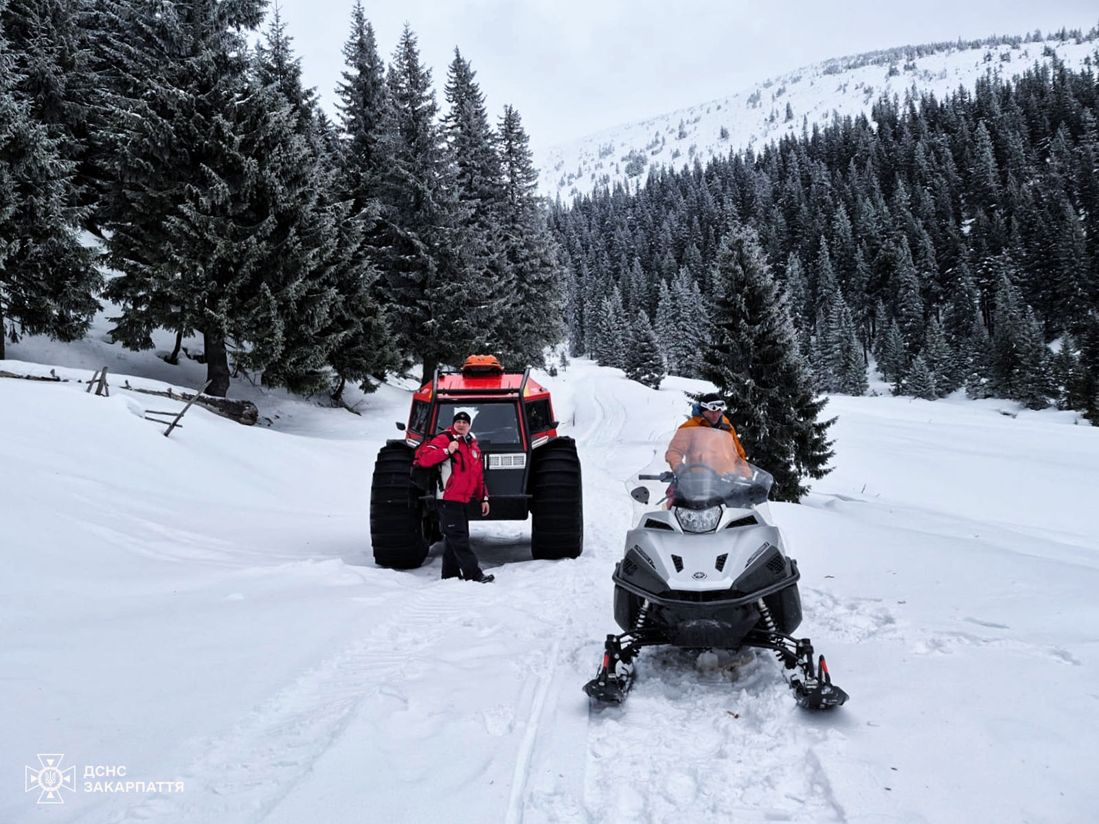 Новини Житомира - фото з У Карпатах рятувальники допомогли 21-річному житомирянину і його подрузі-киянці, які замерзали в горах