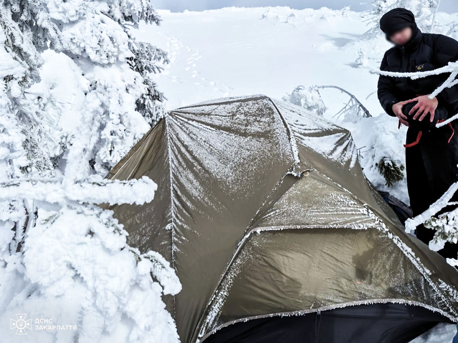 Новини Житомира - фото з У Карпатах рятувальники допомогли 21-річному житомирянину і його подрузі-киянці, які замерзали в горах