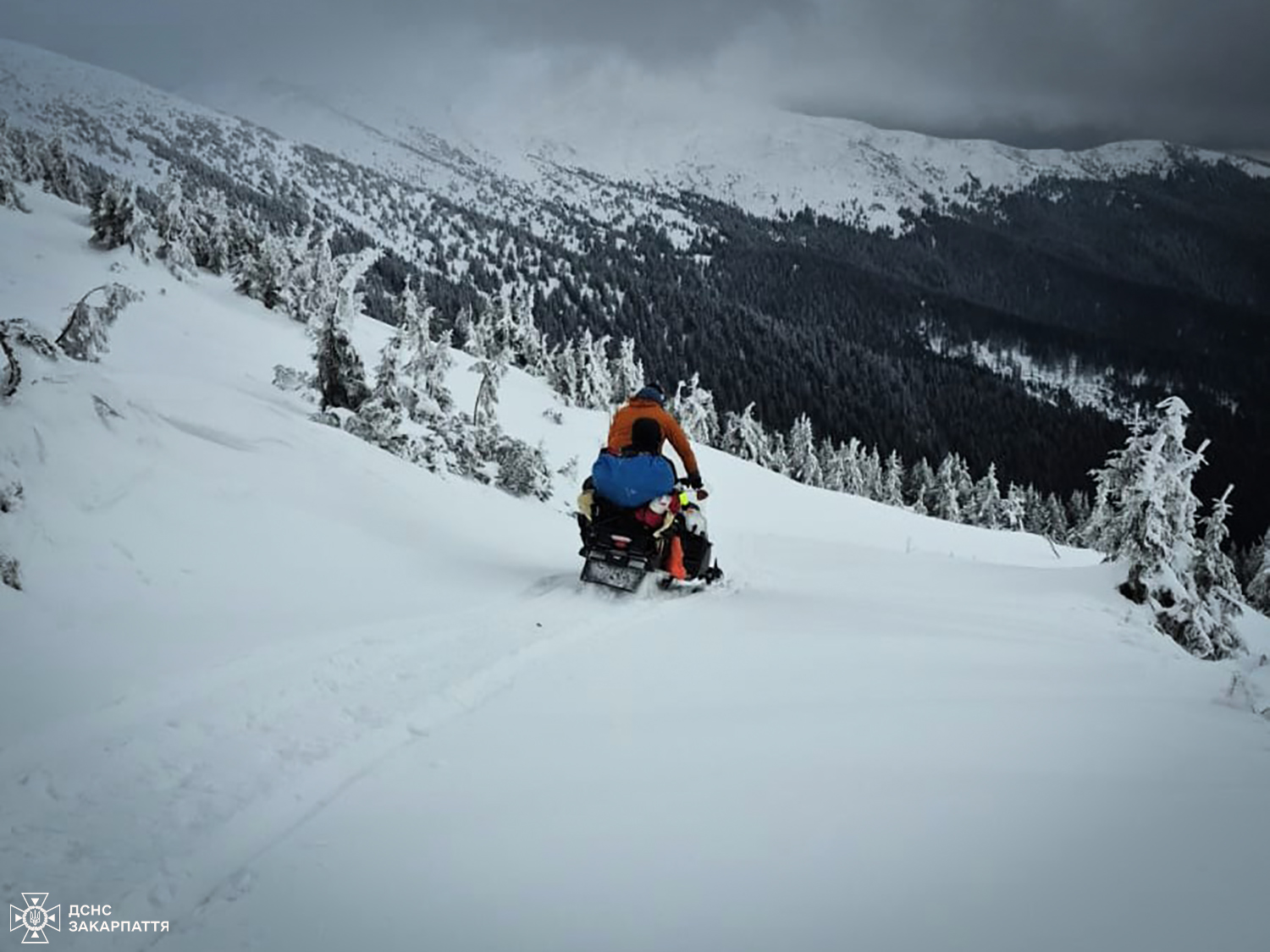 Новини Житомира - фото з У Карпатах рятувальники допомогли 21-річному житомирянину і його подрузі-киянці, які замерзали в горах