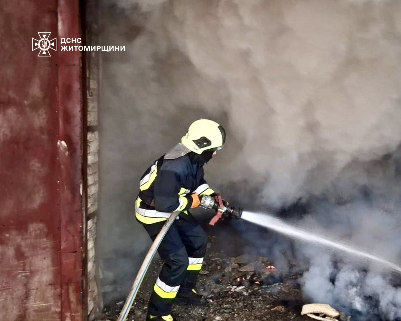 Новини Житомира - фото з Рятувальники ліквідували пожежу на території підприємства в Коростені