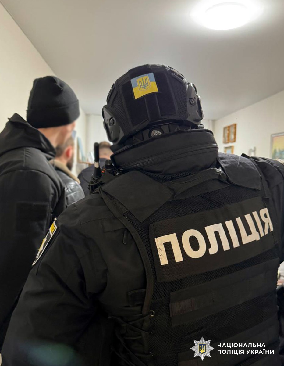 Новини Житомира - фото з У Бердичеві слідчі повідомили про підозру містянину, який травмував поліцейського та пошкодив службові автомобілі