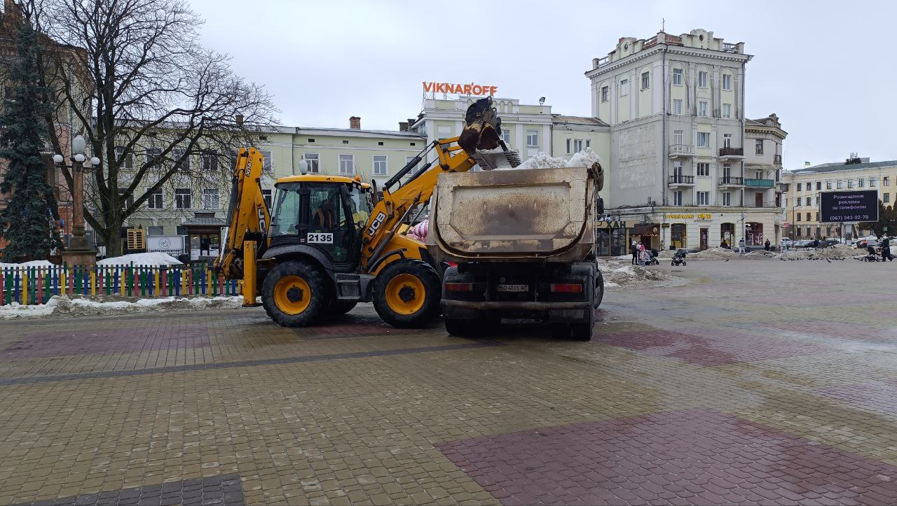 Новини Тернополя - фото з У Тернополі почали вивозити сніг у відлигу